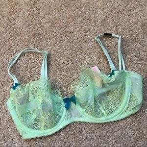 New VS beautiful lace trim bra 32C